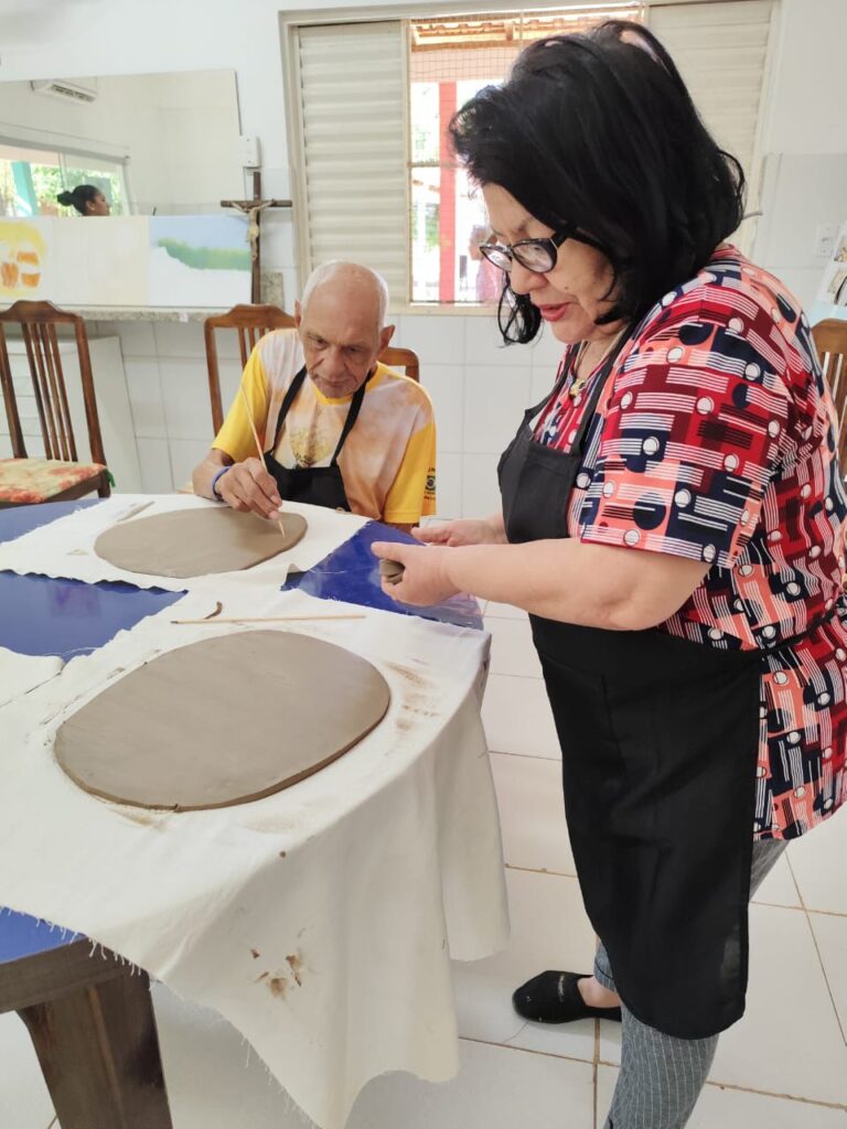 Idosos exploram a arte da cerâmica em oficinas criativas