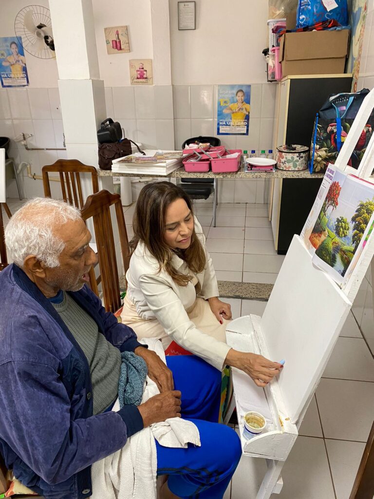 Idosos descobrem talentos com aulas de pintura