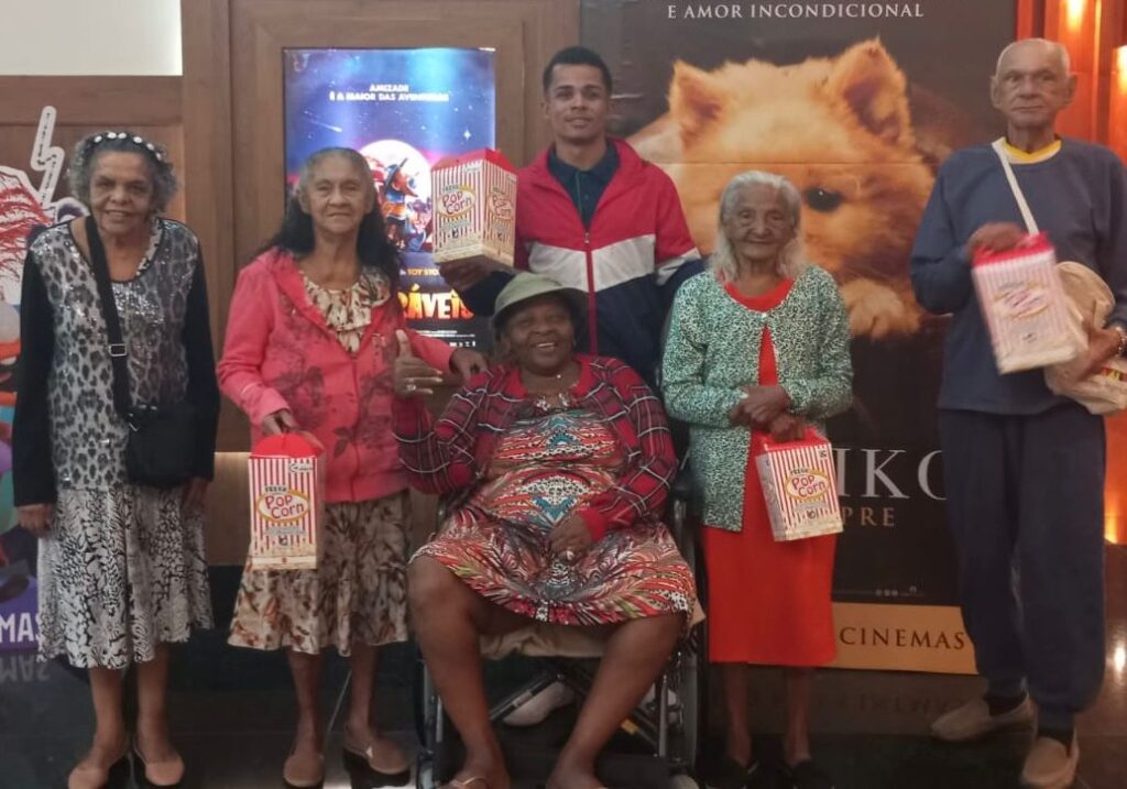 Idosos desfrutam de uma sessão especial com muita pipoca e alegria